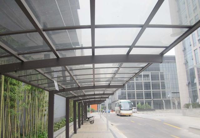 铝合金雨棚为何如此受欢迎——性能与设计的完美融合